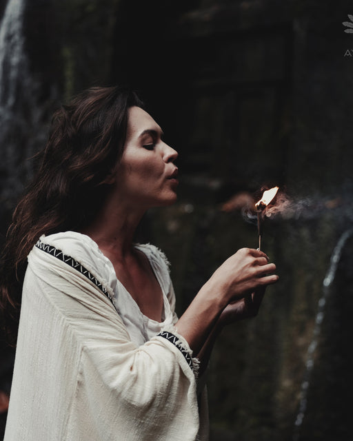 Natural incense blend featuring clove, cardamom, and patchouli, offering up to one hour of gentle, soothing fragrance.