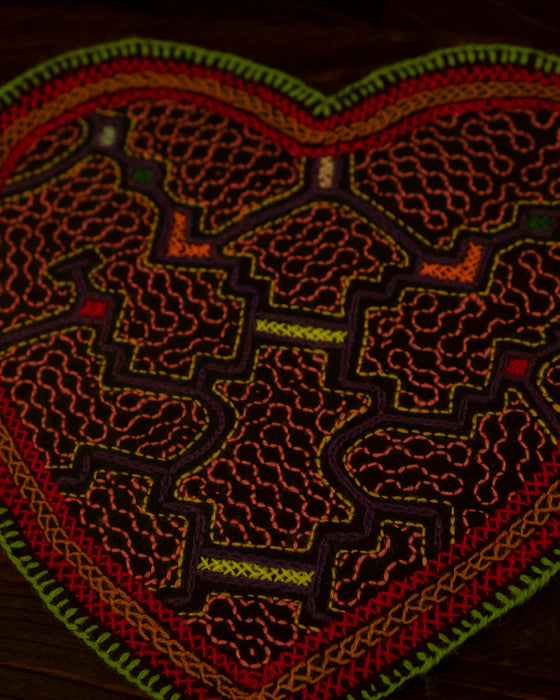Hand-Embroidered Shipibo Love Altar Mat 19,5 cm