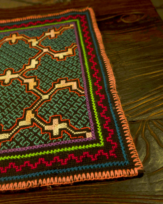 Hand-Embroidered Shipibo Altar Mat 40 cm