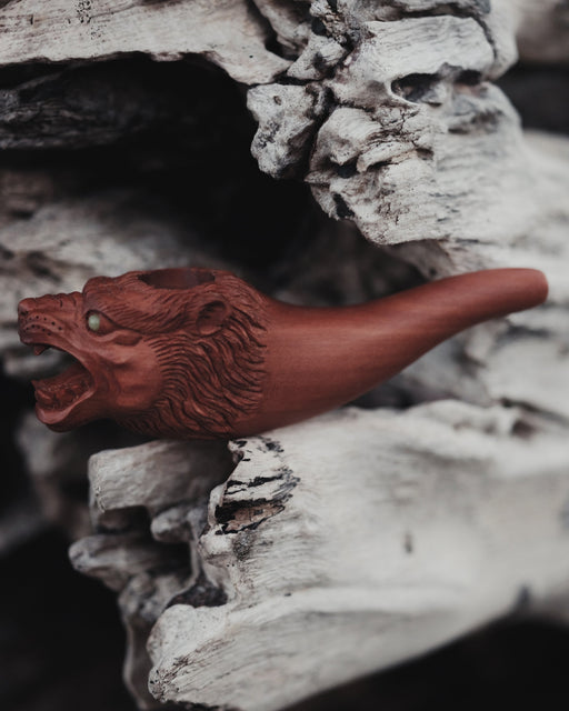 Exquisite smoking pipe featuring a lion design, perfect for collectors and enthusiasts seeking uniqueness.