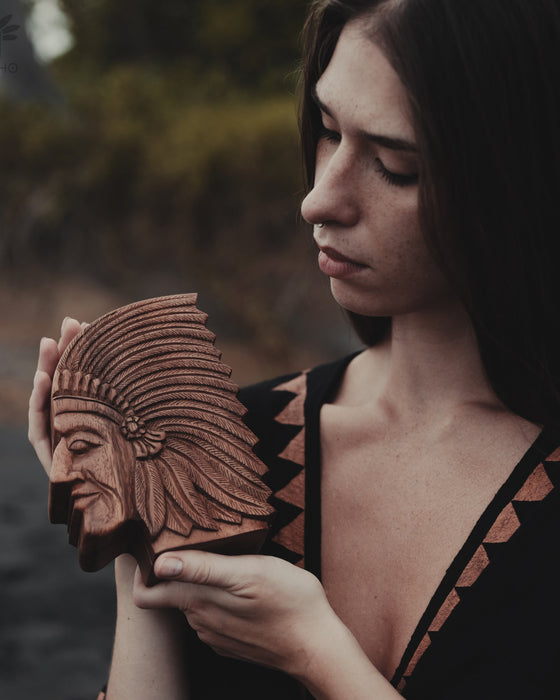 Engraved Teak Wood Shamanic Box  «Indian»