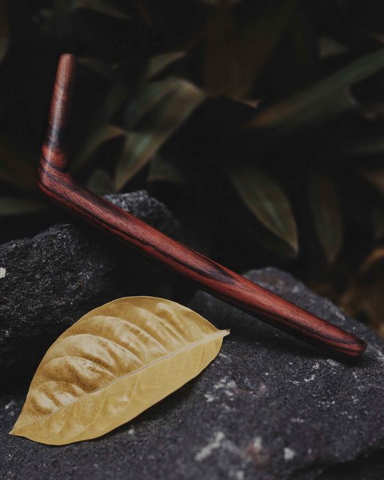 This handcrafted coconut tree Tepi from Peru is a portable tool for Hapé, designed for shamanic practices and spiritual meditation. A unique gift that offers protection and healing, it's a ceremonial staple for those seeking spiritual gift